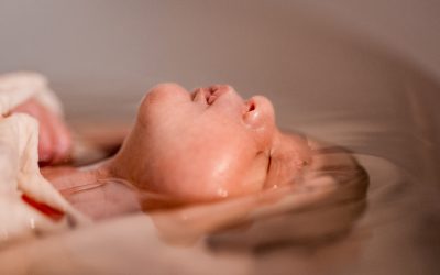 Le Bain du Nouveau-né : Un soin de bienvenue pour bébé